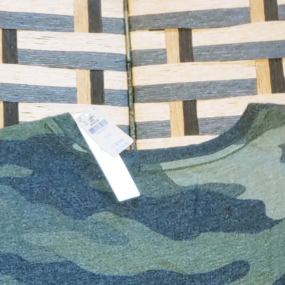 VS PINK Camo Everyday Crewneck Tee Sz: L - Picture 9 of 9